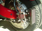 Überarbeitete Side-bike Achsschenkellenkung mit Mueller-Bremsscheibe, Lufthutze und abgeänderten Bremszangen (nachrüstbar für die Sidebike Achsschenkellenkung). Verworfene Bremsscheiben gehören damit der Vergangenheit an.